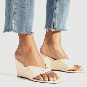 Bone Thong Wedges 7.5